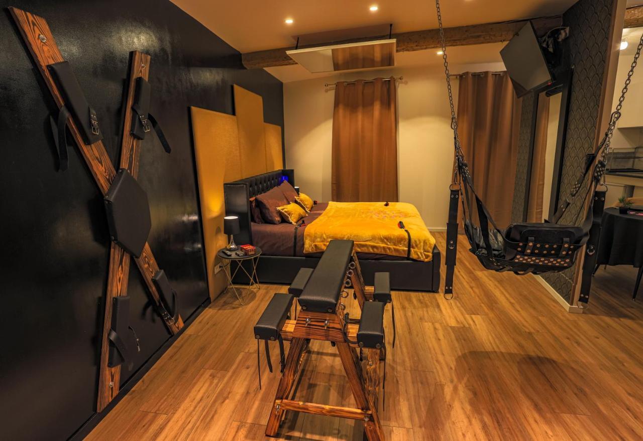 La Loveroom Bdsm Grassoise "La Chambre Des Desirs" 格拉斯 外观 照片