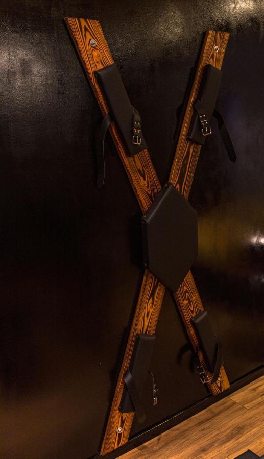 La Loveroom Bdsm Grassoise "La Chambre Des Desirs" 格拉斯 外观 照片